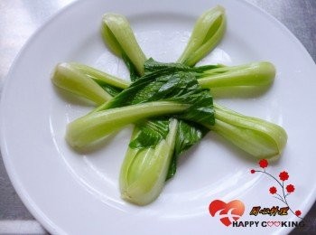 step5: 青江菜川燙後,放入冷開水中泡一下,圍邊