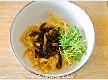 step4: 出爐後，再拌入紅椒麻辣黑菇醬與豌豆嬰，並淋上些許醬汁，即可立即盛盤。
