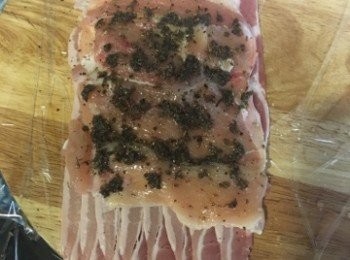 step3: 3. 將<a href="https://bit.ly/2ZxapeY" target="_blank" data-keyword="雞扒" class="guide-link"><strong>雞扒</strong></a> <span style="display:inline-block;vertical-align:middle;margin-top:-3px;color:initial;border-radius:3px;padding:2px 3px;font-size:12px;line-height:14px;background:#87d300;color:#fff;">即買</span> 放於煙肉上，於<a href="https://bit.ly/2ZxapeY" target="_blank" data-keyword="雞扒" class="guide-link"><strong>雞扒</strong></a> <span style="display:inline-block;vertical-align:middle;margin-top:-3px;color:initial;border-radius:3px;padding:2px 3px;font-size:12px;line-height:14px;background:#87d300;color:#fff;">即買</span> 上塗抹黑椒及鹽、
1茶匙百里香、與1湯匙黑松露。