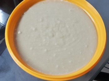 step4: 在糕盤塗一層油，將粉漿倒入糕盤內，用錫紙封好糕盤面，以防倒汗水。用大火蒸約一小時，用筷子插入，如沒有黏著粉漿即成！