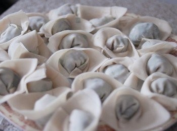 step7: 碟上要灑上麵粉或太白粉，以防水餃黏著