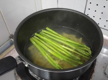 step1: 一鍋熱水下一茶匙鹽煮滾， 放入花捲通粉, 同時下BB蘆筍煮三十秒， 撈起蘆筍切成段， 通粉則繼續煮至八,九成熟