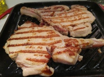 step7: 煎緊豬扒期間請預熱一個有蓋的鑊,當豬扒煎到有格仔面,將扒放入已預熱的鑊熄火蓋上蓋焗幾分鐘。