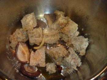 step2: 取快鍋,倒入所有<span class="group_2">調味料</span>,八角,昆布乾片及薑片煮滾出香氣,放入步驟1拌勻吸收<span class="group_2">調味料</span>後續倒入昆布柴魚高湯.蓋鍋蓋加壓1分鐘熄火待涼.