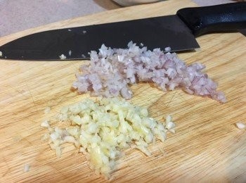 step2: 蒜頭、紅蔥頭去皮切碎