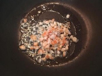 step2: 炒鍋內下少許油，炒香蒜末和蝦米末。