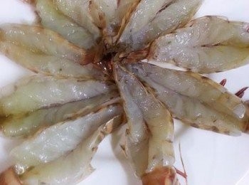 step2: 將蝦開邊除腸。