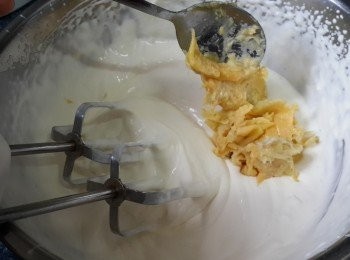 step15: 於淡忌廉中加入50克榴槤肉，打至企身有好深的紋路即可，放雪櫃備用