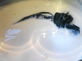 step4: 將濾出的豆漿小火煮沸，注意：這個時候必須要不停的攪拌避免豆漿滾出。