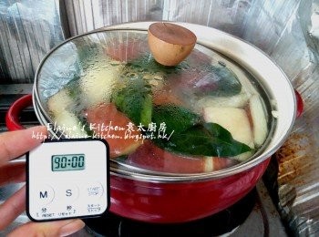 step4: 用中火煲15分鐘至滾起後 , 蓋上蓋轉慢火煲1 1/2小時