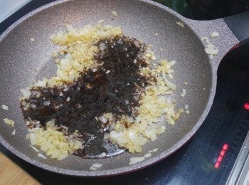 step7: 除麵粉水外把其他調味料下鍋煮勻