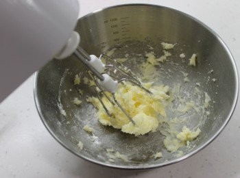 step1: 無鹽牛油放室溫變軟，以手提攪拌器拌入糖霜和鹽。