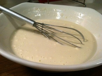 step2: 將「中筋麵粉1杯」與「水1.2杯」混合均勻。