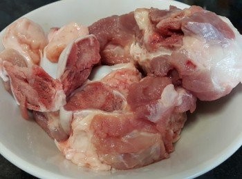 step5: 豬骨，用薑片出水去腥備用