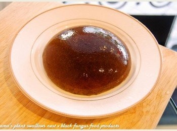 step4: 將小碗倒扣在盤子上，由於成品極為滑嫩，會由立體半圓向外擴散呈扁平狀。