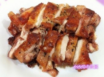 step3: 將雞腿肉盛於碟中待冷切開，撒上黑芝蔴，即成。