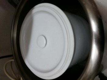 step4: 我使用電子燉盅慢燉4小時，(如使用明火的請使用慢火，也同樣是4小時)
提提你:電子燉盅或明火燉，也請記得要有足夠水份去燉呢，明火水份蒸發較快呀，其間也需檢查一下是否要添加水份去燉。