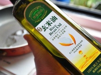 step2: 取出適量健康的不油膩的【黃金玄米油】熱鍋