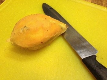 step2: 把地瓜蒸熟，切塊，用調理機打成泥再拌入鮮奶油，灑上珍珠糖即可