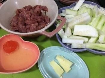 step1: 節瓜沖洗去皮切片(我一時快手以為自己煮節瓜粉絲切了條~) ,薑切片, 咸蛋用刀背刮去黑色粉粒, 沖洗後打蛋入碗中, 瘦肉沖洗後切絲, 用廚房紙吸乾後, 加入醃料醃約半小時或以上備用