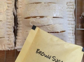 step9: 上面又塗止植物奶油，灑適量咖啡糖粒，