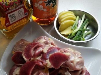 step1: 洗淨<a href="https://bit.ly/3uTwVKG" target="_blank" data-keyword="雞腎" class="guide-link"><strong>雞腎</strong></a> <span style="display:inline-block;vertical-align:middle;margin-top:-3px;color:initial;border-radius:3px;padding:2px 3px;font-size:12px;line-height:14px;background:#87d300;color:#fff;">即買</span> 。