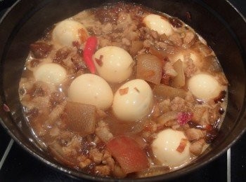 step10: 加入水煮蛋,蓋上鍋蓋轉小火燉煮1小時。快完成前20分鐘再放入豆干一起滷入味。