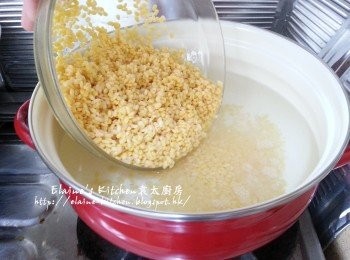 step2: 煲內放入水(份量蓋過綠豆就可以) , 滾後放入已浸好的綠豆