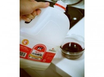 step5: 接著倒入純天然的光泉鮮乳120cc~~