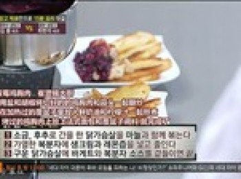 step5: 最後將煎好的<a href="https://bit.ly/3EZL8dD" target="_blank" data-keyword="雞胸" class="guide-link"><strong>雞胸</strong></a> <span style="display:inline-block;vertical-align:middle;margin-top:-3px;color:initial;border-radius:3px;padding:2px 3px;font-size:12px;line-height:14px;background:#87d300;color:#fff;">即買</span> 肉和覆盆子醬料以及煎好的麵包一同擺盤即可。