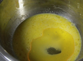 step2: 用料理棒將雞蛋糖粉攪拌均勻，加入玉米油用筷子攪拌均勻