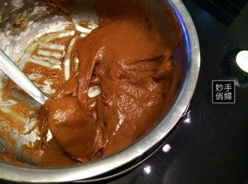 step2: 麵粉跟黑糖都需要過篩之後加入蛋白奶油混合均勻
過篩的目的是讓麵粉跟黑糖在混合的過程中比較輕易地可以攪拌均勻