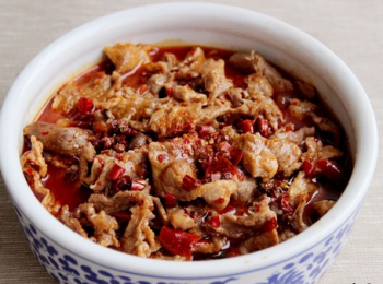 step7: 生菜洗淨放入盤子底部，將煮好的肉和湯澆在生菜上，撒適量雞精，拌勻，完成~