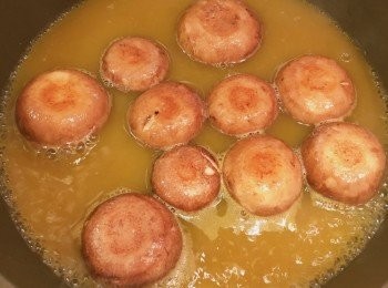 step3: 加入鹽跟胡椒粉調味，再倒入高湯，煮至濃縮一半分量(需時約十五分鐘)。