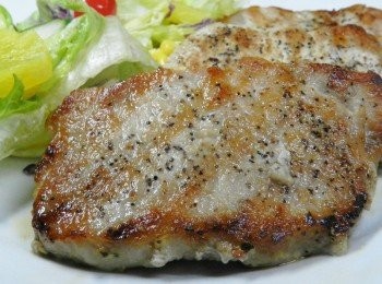 step5: 煎好的豬排搭上生菜沙拉，很棒的一餐喔~