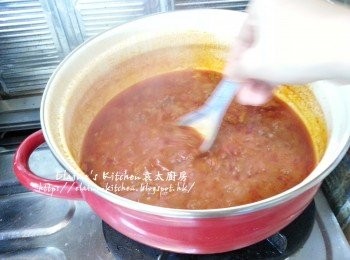 step7: 期間如發現水份收乾 , 再加入水拌勻蓋上蓋繼續用慢火煮 (以防黏底)
