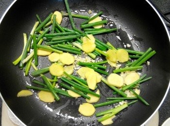 step2: 燒熱油，爆香蒜蓉、薑片及蔥段。