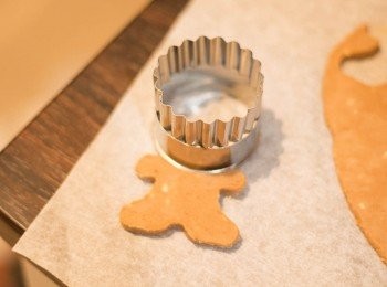 step8: 大頭公仔製作方法: 先切出普通薑餅人，用稍大之圓形模於頸位切掉頭位，然後放回一塊較大之圓形做頭，焗完會變成一塊