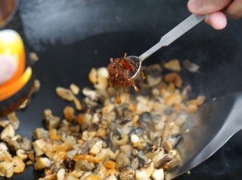 step2: 燒熱油鑊，用中火把蠔豉粒、冬菇粒和蝦米粒爆香，灒酒，然後加入XO醬同炒，盛起備用。