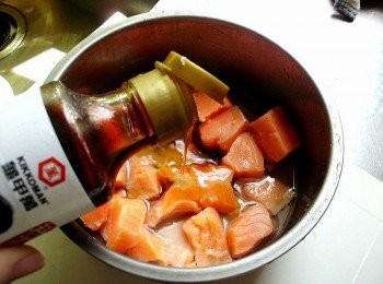 step2: 把鮭魚放入<span class="group_3">醃料</span>後進電鍋蒸熟入味，