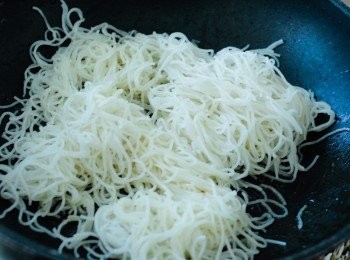 step4: 再下點油，先炒一炒米粉