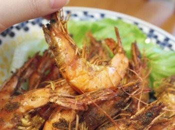 step4: 蝦肉彈牙...咖哩香讓人一口接一口^^" 好吃到一直吸手指頭啦&gt;////