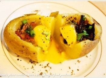 step7: 享用時，將馬鈴薯對切成半，便能欣賞起司與蛋液奔流的美景！