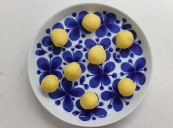 step5: V機換上迷你撻模配件並預熱，麵糰從雪櫃取出分切成每個10克的小麵糰。