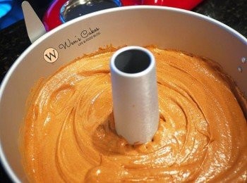 step11: 將麵糊倒入蛋糕模中，戚風蛋糕模或者圓形蛋糕模都可以。