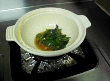 step4: 預熱砂鍋，用麻油炒香九層塔，加入米酒+香油，接著倒入杏鮑菇後蓋起，淋上米酒+香油嗆香即完成。 砂鍋的用處是鎖住食物的鮮甜~但家中沒砂鍋可以省下這步驟