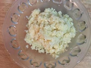 step5: 使用攪碎機或調理機將蒜頭打碎。