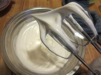 step6: 蛋白加醋后，將蛋白用電動打蛋器打到呈魚眼泡形狀時，加入所有的白糖漸漸加速至高速攪打. 3) 蛋白加醋后，將蛋白用電動打蛋器打到呈魚眼泡形狀時，加入所有的白糖漸漸加速至高速攪打.，打蛋器停轉後能拉出彎曲下垂的尖角，轉中低速攪打，記得隨時停下來觀察蛋白狀態，至蛋白變硬、能拉出短小直立的尖角即可（尖角短小但微微彎曲也可以）。此時將烤箱打開，150度預熱