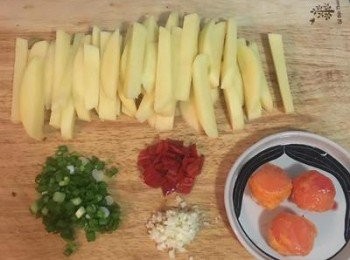 step1: 馬玲薯去皮洗淨切粗條後用1/3匙鹽略抓勻；蔥用可飲用水洗淨後切成蔥花；蒜頭切細末；辣椒對切後去籽，再對切成條狀，並切成方丁備用。