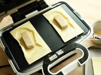 step2: 鬆餅機預熱完成後，照模具位置擺上兩片酥皮，中心放上一塊甜年糕。